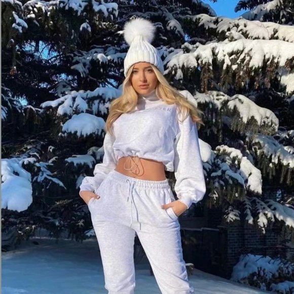 White Fur Pom Pom Bobble Beanie Hat - Picture 6 of 6